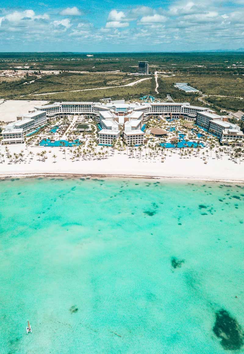 beautiful hotel property with teal water