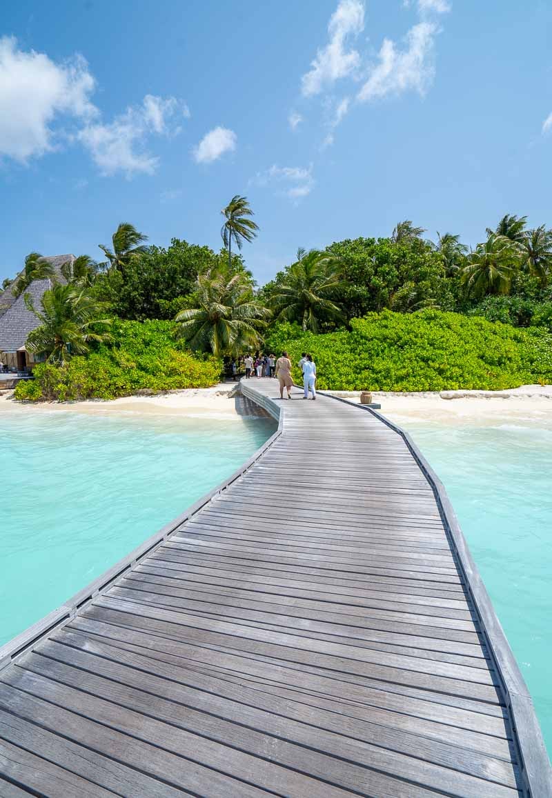 Video: Anantara Kihavah Maldives Hotel Review and Room Tour